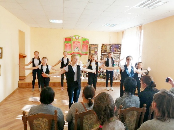 Дарите женщинам цветы – праздничный концерт в ТЦСОН Новогрудского района