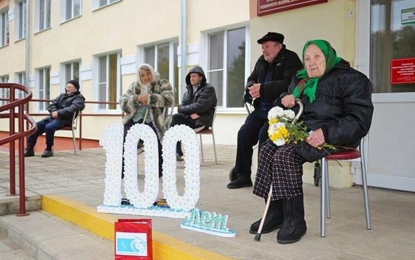 Поздравления и подарки – 100-летней жительнице Зельвенского района Марии Лабович
