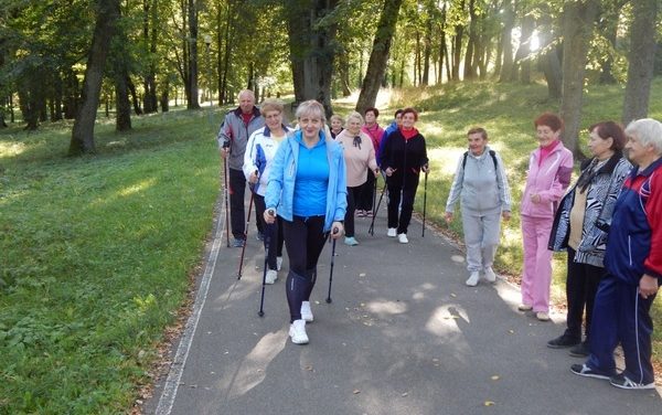 В преддверии Международного дня пожилого человека   в городском парке прошел мастер-класс по скандинавской ходьбе
