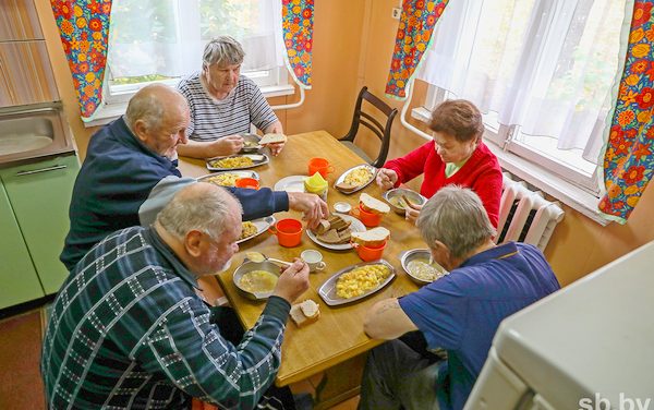 «Таежный роман»: спокойную старость и даже последнюю любовь обретают пожилые в Гезгалах Дятловского района