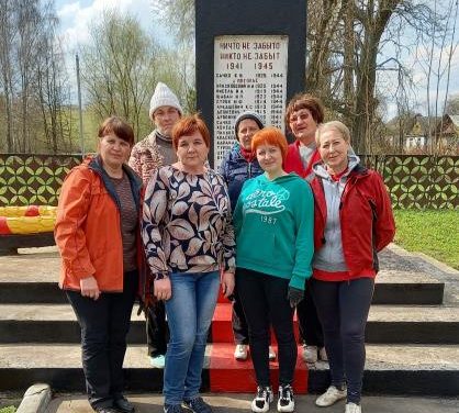 ЦСОН Кореличского района принял участие в акции по наведению порядка у памятников жертвам Великой Отечественной войны.
