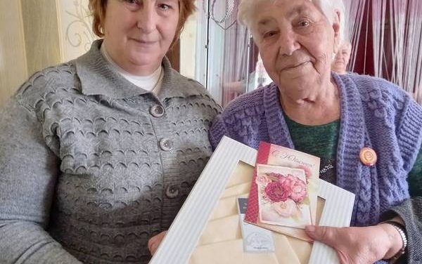 В Вороново посетителя ОДППиИ поздравили с 90-летием