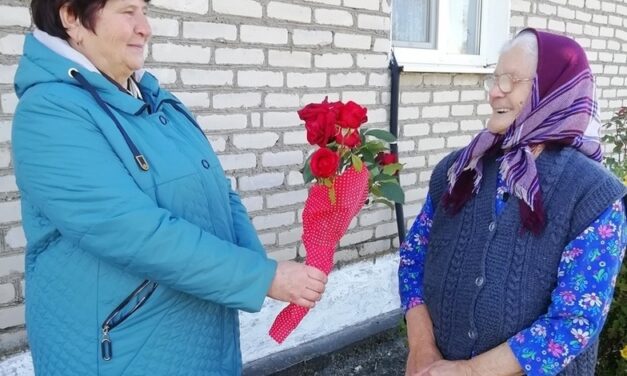90-летнюю жительницу Зельвенщины поздравили работники социальной службы