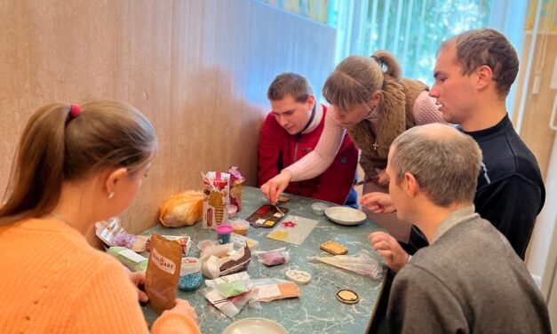 В «Теплом доме» прошел мастер-класс по украшению сладкой выпечки, приуроченный ко Дню инвалидов Республики Беларусь