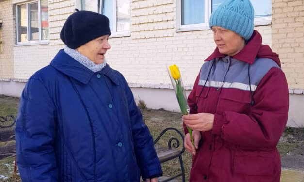 Социальные работники ТЦСОН Вороновского района поздравили своих подопечных