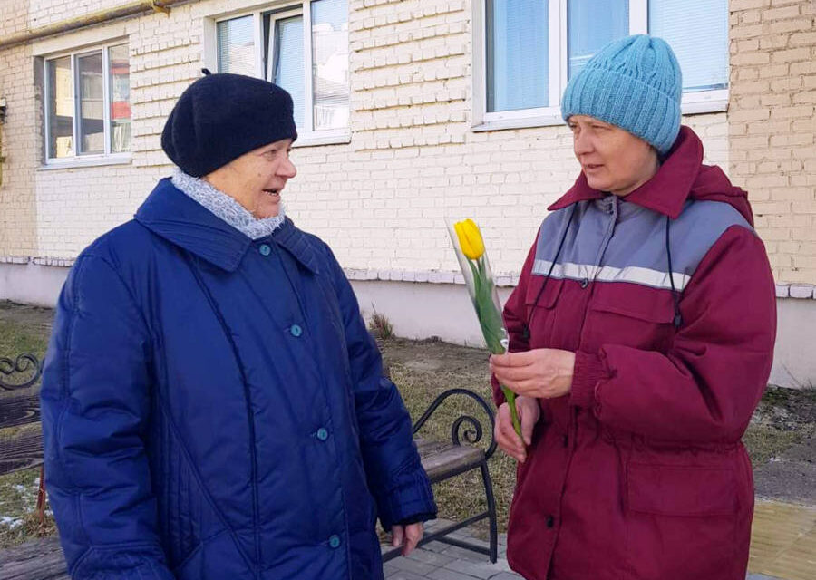Социальные работники ТЦСОН Вороновского района поздравили своих подопечных