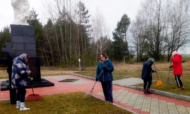 Специалисты Мостовского ЦСОН приводят в порядок территорию у памятника  “Скорбящая мать”