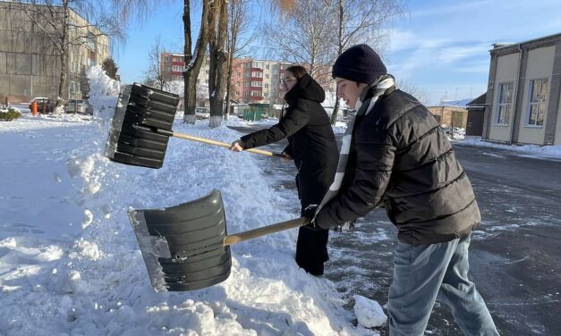 Волонтеры спешат на уборку снега в Волковысском районе