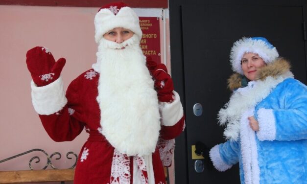 Волшебство каждый день: Дед Мороз в рамках акции «От всей души» навестил 80-летних жителей райцентра