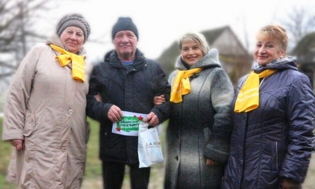 Волонтеры поздравили пожилых посетителей в ОДПП ЦСОН Зельвенского района с Днём защитника Отечества