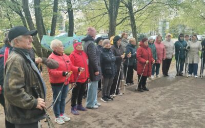 Ветераны труда Октябрьского района приняли участие в соревнованиях по скандинавской ходьбе