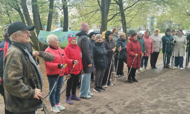 Ветераны труда Октябрьского района приняли участие в соревнованиях по скандинавской ходьбе