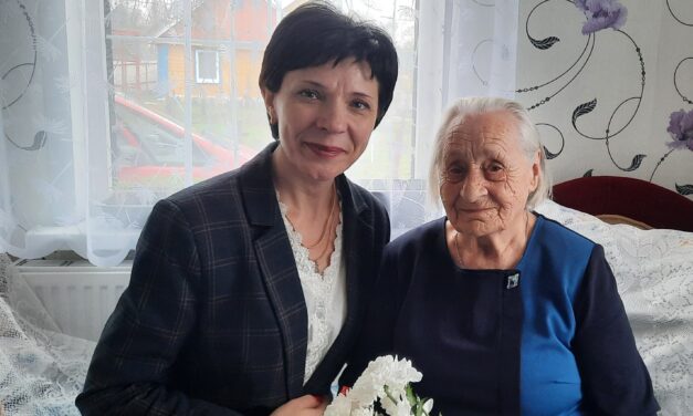 Представители управления поздравили со 100-летним юбилеем Кардаш Зою Николаевну