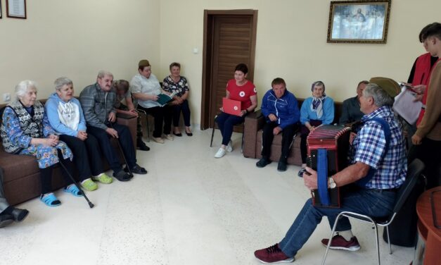 Волонтеры Красного Креста посетили отделение круглосуточного пребывания в д. Некраши