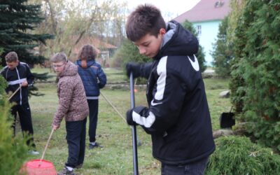 Каникулы с пользой: посмотрели, как работает производственная бригада в гимназии №1 г. Ошмяны