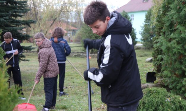 <strong>Каникулы с пользой: посмотрели, как работает производственная бригада в гимназии №1 г. Ошмяны</strong>