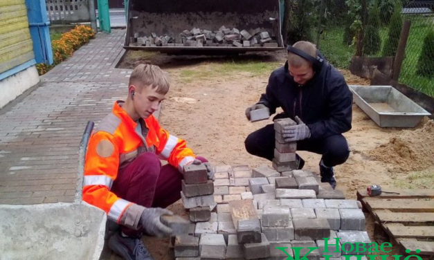 С заботой о герое. В Новогрудке благоустроили дворовую территорию ветерана