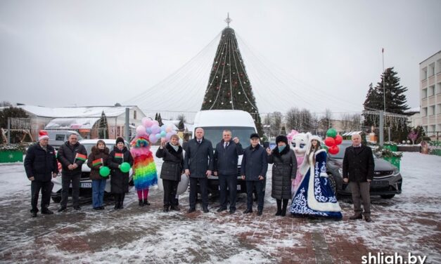 Новогодние подарки для Сморгонского района: автопарк учреждений пополнился тремя новыми автомобилями