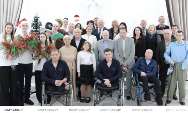 Внимание, подарки, праздничное настроение – для проживающих Мостовского социального пансионата «Принеманье»