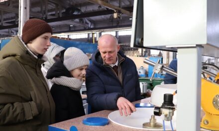 Линзы, цветные стаканы и станки: школьники посетили СЗОС