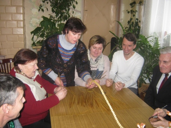 Мастер-класс для пожилых людей на базе отдела ремёсел и традиционной культуры в д. Поляны