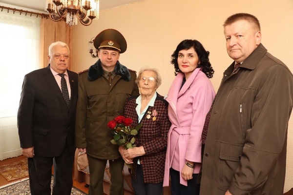 Памятный знак от губернатора Санкт-Петербурга вручен ветерану войны в Ивьевском районе
