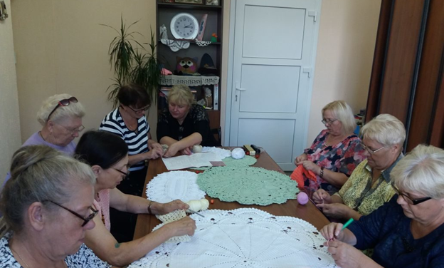 В Новогрудке для граждан пожилого возраста прошел мастер-класс по вязанию объемной салфетки крючком
