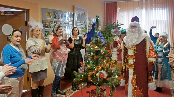 Дед Мороз и Снегурочка в гостях в отделении дневного пребывания для инвалидов ТЦСОН Ивьевского района