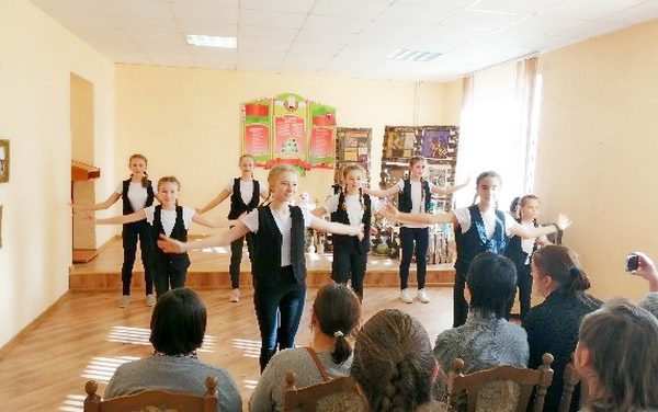 Дарите женщинам цветы – праздничный концерт в ТЦСОН Новогрудского района