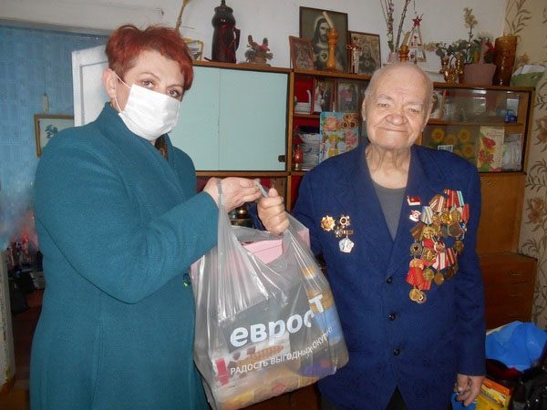 Поздравления и подарки ветеранам в Вороновском районе