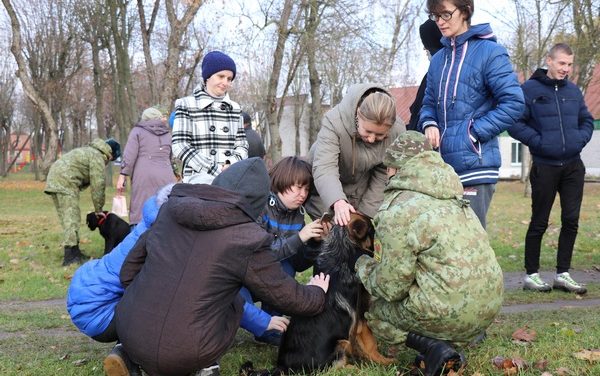 В гостях в отделении дневного пребывания инвалидов  ГУ «ТЦСОН Ошмянского района» побывали  кинологи со служебными собаками