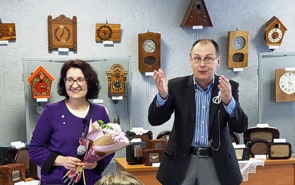 Активные пенсионеры Сморгони посетили выставку часов