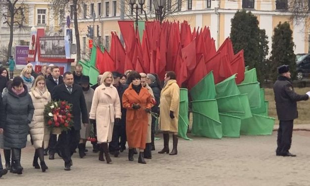 В Гродно прошло торжественное возложение цветов  к братской могиле советских воинов и партизан в парке Жилибера