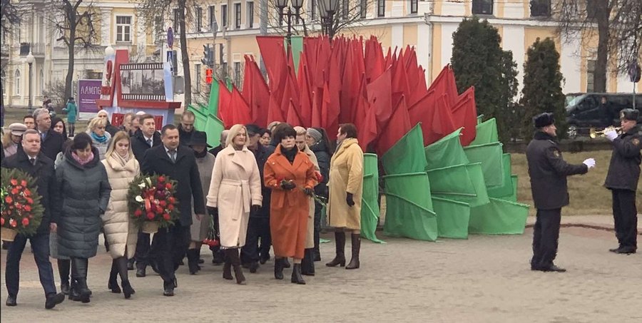 В Гродно прошло торжественное возложение цветов  к братской могиле советских воинов и партизан в парке Жилибера