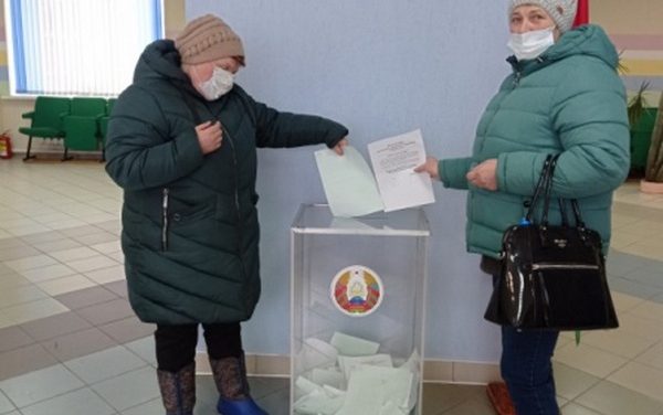 Пожилые граждане принимают участие в досрочном голосовании на референдуме