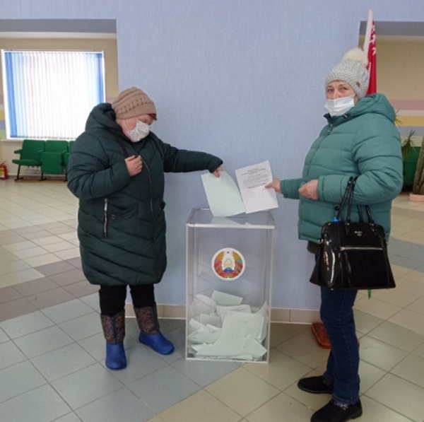 Пожилые граждане принимают участие в досрочном голосовании на референдуме