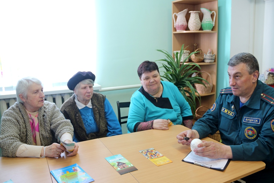О финансовой грамотности и личной безопасности рассуждали пожилые граждане, посещающие ЦСОН Зельвенского района