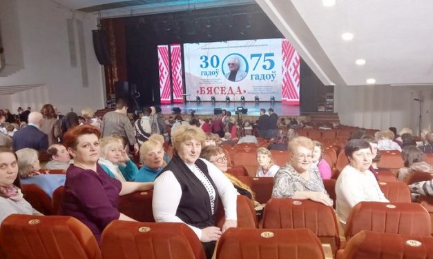 Посетители Вороновского ОДППиИ поздравили ансамбль «Бяседа» с юбилеем