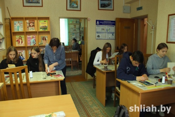 В Сморгонской районной библиотеке школьники ремонтируют книги