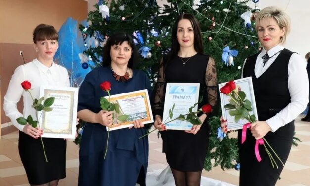 Работники Зельвенского ЦСОН принимают поздравления с профессиональным праздником
