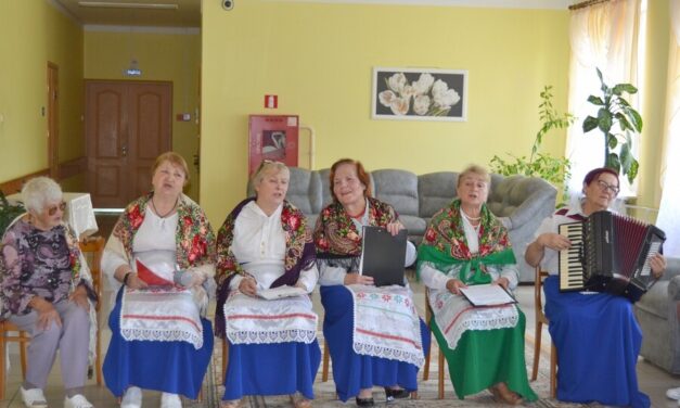 Активные пожилые зельвенцы порадовали концертом проживающих в ОКП