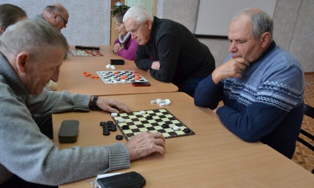 Правильный ход – и в дамках. Пожилые зельвенцы сразились в турнире по шашкам