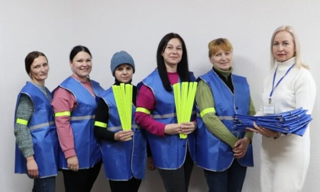 Социальные работники ЦСОН Мостовского района обеспечены световозвращающими элементами