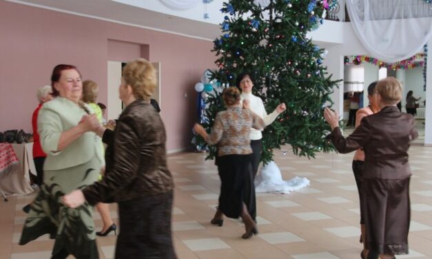 Танцевальная программа объединила людей элегантного возраста в ЦСОН Зельвенского района