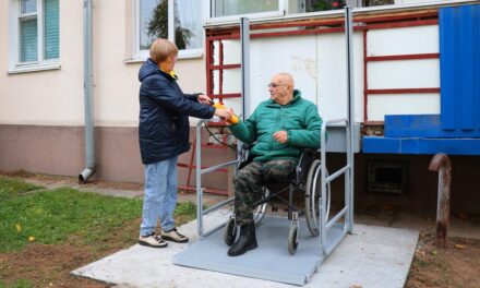 Забота не знает барьеров. К балкону квартиры жителя г. Щучина, ветерана-афганца Александра Слабухи установлен подъёмник