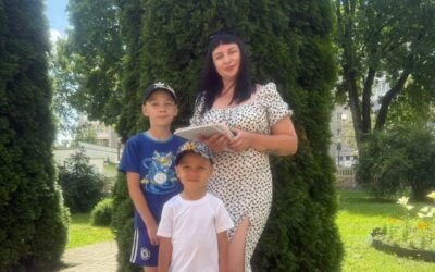Специалисты ЦСОН Слонимского района вручили школьные принадлежности в рамках акции “Соберём детей в школу”