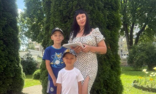 <strong>Специалисты ЦСОН Слонимского района вручили школьные принадлежности в рамках акции “Соберём детей в школу”</strong>